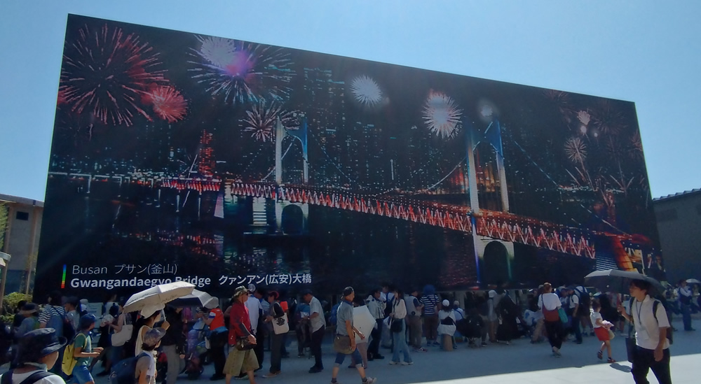 �؍��p�r���I�� ��27m�̑�^LED�f�B�X�v���[