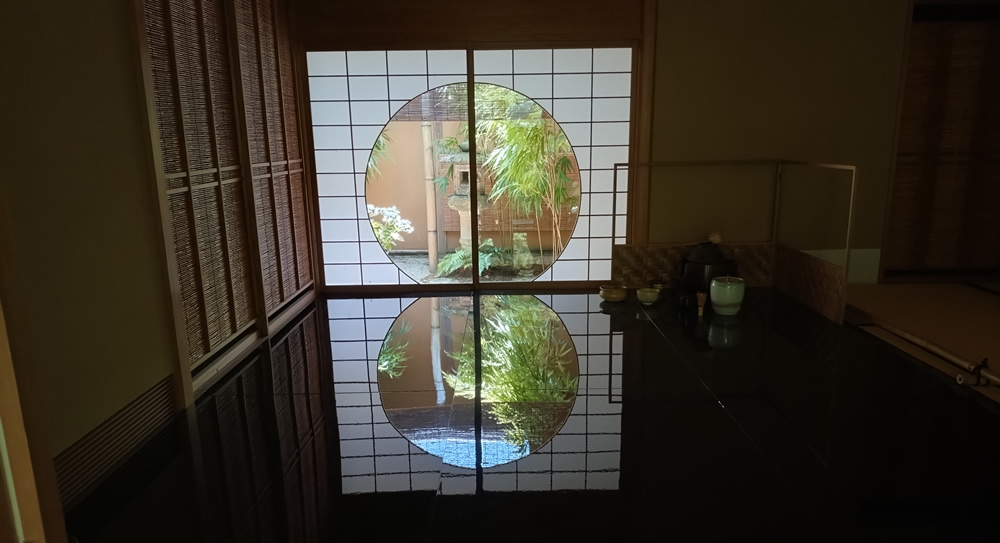 �~���E����