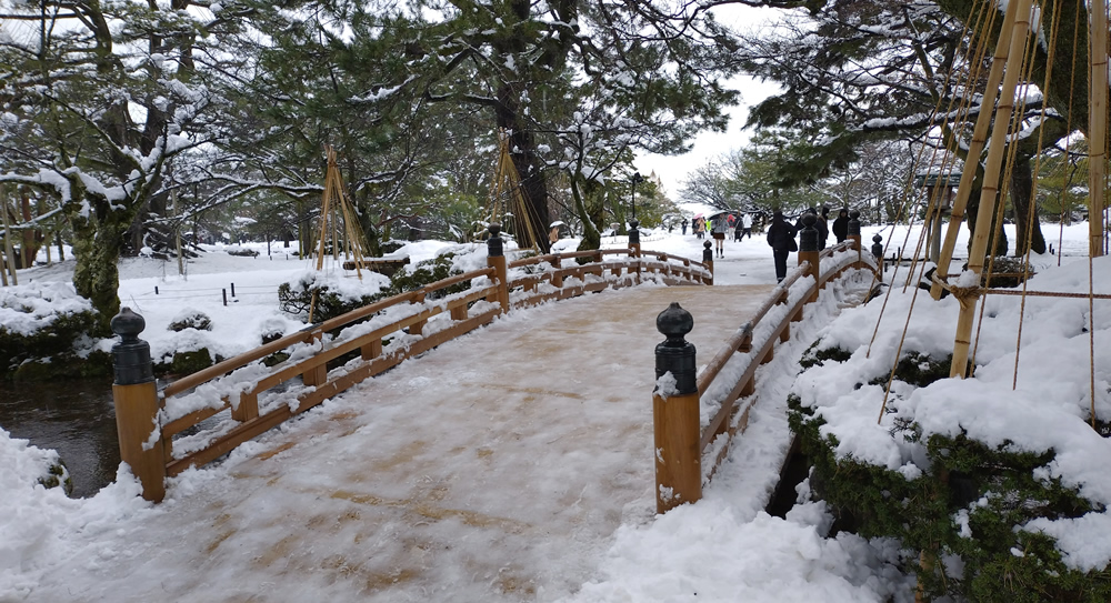 �؍��p�r���I�� ��27m�̑�^LED�f�B�X�v���[