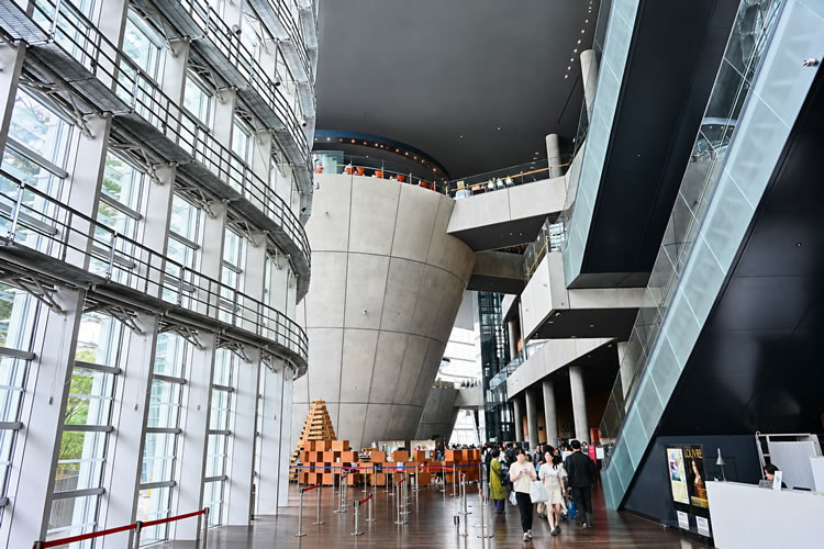 国立新美術館の開放的な空間