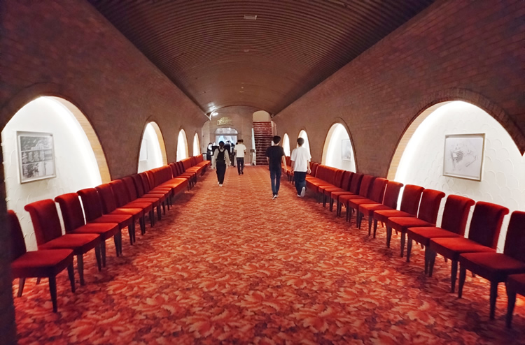 メインダイニング錦に行くための通路