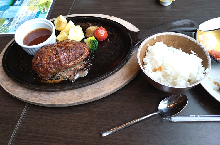 メインダイニング錦にてハンバーグ