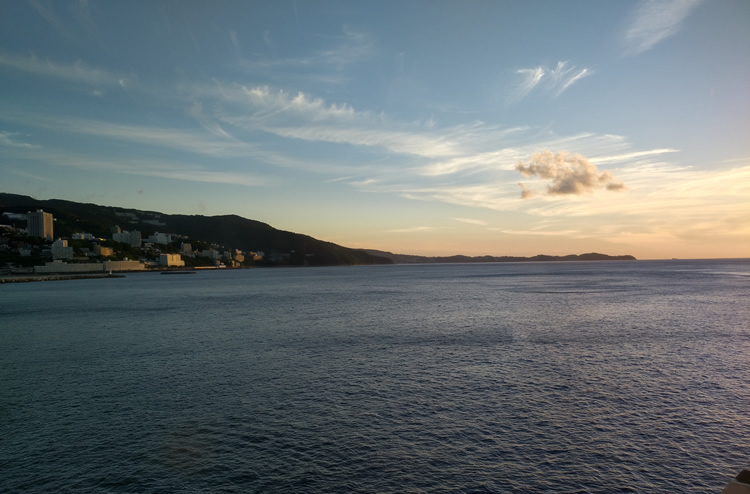 海上から眺める朝日