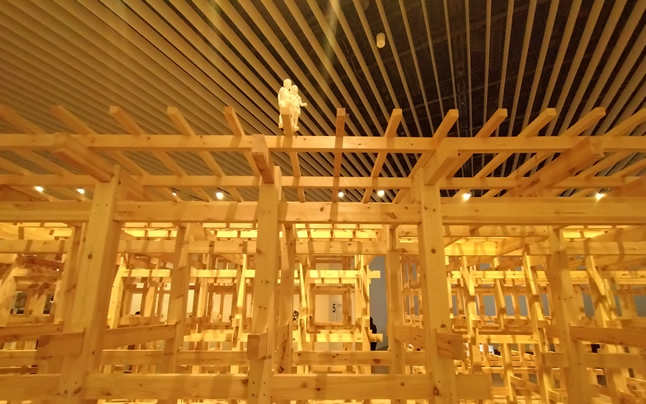 �剮�������O�̏�ɐl�`