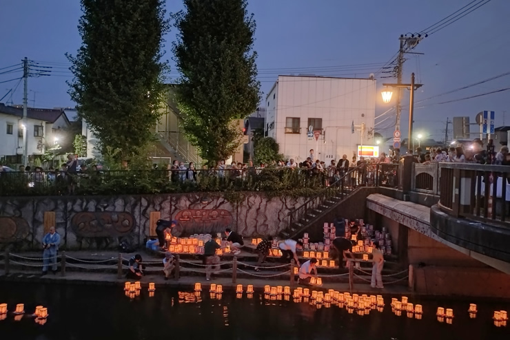 ���U����